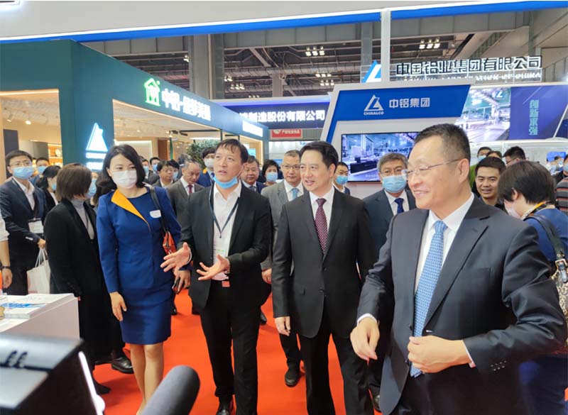全国政协常委、中国有色金属工业协会党委书记葛红林等领导到公司展位参观指导